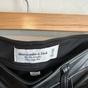 Abercrombie | '90s Straight Ultra High Rise Curve Love Faux Leather Pants thumbnail 7