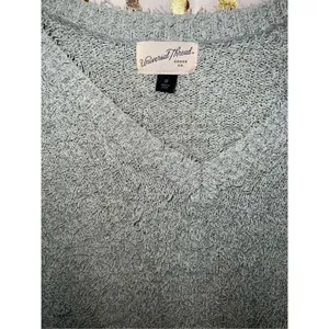 Universal thread Fuzzy v neck sweater size M thumbnail 3