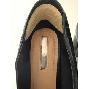 Tahari Elvira Size 8M‎ Black Suede Croc Embossed Block Heel Pumps Pointed Toe thumbnail 6