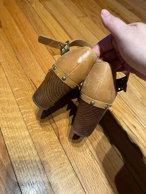 Korks Evah Clogs Leather Ankle buckle strap Chunky Block Boho Grommets Sandals Heels pumps retro studs mustard tan thumbnail 4