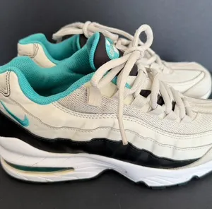 Nike Air Max 95 GS 'Light Bone Turquoise' Sneakers Size 5Y/ Womens 7 thumbnail 1