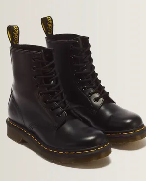 NEW Women’s Dr. Martens Leather Boots Size 8 thumbnail 1
