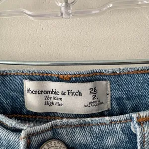 Abercrombie &‎ Fitch The Mom High Rise Jeans Distressed thumbnail 3