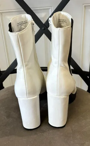 Size 8 Bamboo white Moto combat boots with lug soles, capped toes, with half inch platforms and 4 inch block heels. In VVGUC! thumbnail 4
