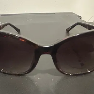 Guess Brown Sunglasses with Tortoiseshell Frames thumbnail 6