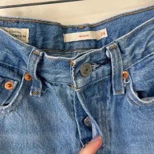 Levi's Medium Wash Denim Button Fly Wedgie Frayed Straight Ankle Jeans Size 24 thumbnail 7