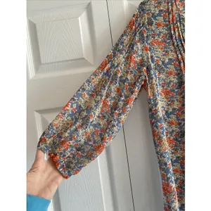 Joie Floral Silk‎ Pintuck Blouse Womens Size S Blue Orange V-Neck 3/4 Sleeve Top thumbnail 4