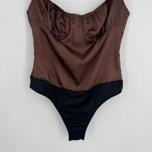 WeWoreWhat‎ Ruched Cup Bodysuit Size 2 Brown Satin Night Out Trendy Sexy thumbnail 4