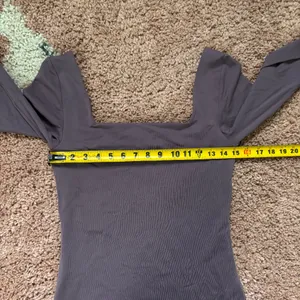 Aritzia Babaton Original Contour Squareneck Longsleeve Crop Top Women’s Size L thumbnail 9