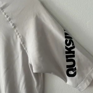 Quicksilver Off White Short Sleeve Rash Guard Surf Tee No Size Tag Est. Size Men’s S thumbnail 6
