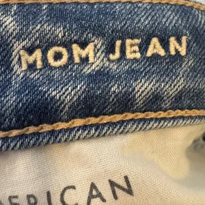 American Eagle Strigid Mom Jeans Womens 8 Short Medium‎ Wash Distressed Ripped thumbnail 8
