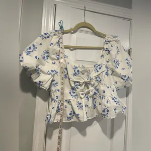 NWOT Band of the Free Size L Blue Floral Bows Cut Out Puff Peplum Crop Top thumbnail 10