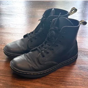 Dr Martens Shoreditch Black Leather Combat Boots Women's Sz 6 Moto Ankle Classic thumbnail 1