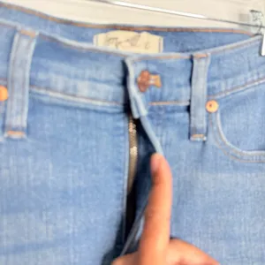 Madewell Kick Out Crop Jeans in Cherryville Blue Wash Size‎ 26 Tall Minimalist thumbnail 8