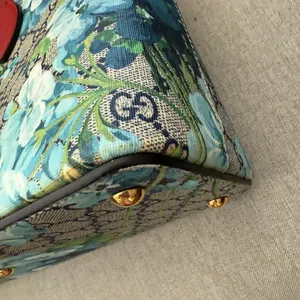 EUC Gucci GG Supreme Monogram Medium Blooms Zip Top Two Way Tote thumbnail 4