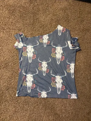 Blue Gray Short Sleeve Off-the-Shoulder Tee with Skull & Floral Print thumbnail 2