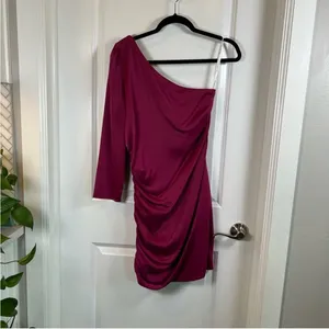 Lulus Magenta‎ Happy Hour Satin Ruched One-Shoulder Mini Dress Women’s Size M thumbnail 2