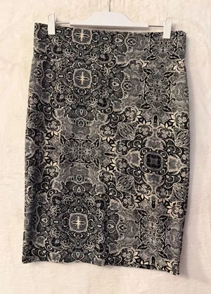 LuLaRoe Cassie Pencil Skirt Womens Large Black Cream Paisley Damask Midi Skirt thumbnail 1