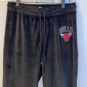 Vintage Y2K NBA Chicago Bulls Basketball Black Velour Lounge Pants Size Medium thumbnail 3