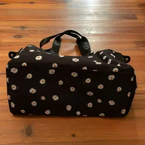 Alice + Olivia Black Fabfitfun Daisy Print Duffle Bag Weekender Travel Overnight thumbnail 4