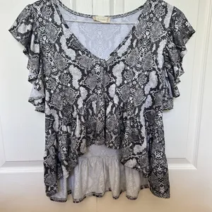 Altar’d State Womens Size‎ XS Top Blouse Black White Snake Skin thumbnail 1