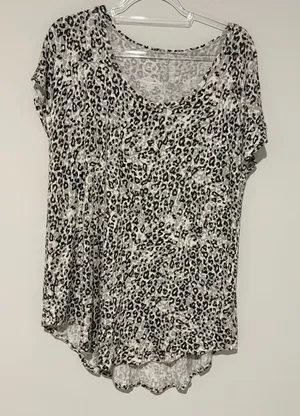 Maurice’s 24/7 Comfort animal print top grey and‎ White size XL thumbnail 1