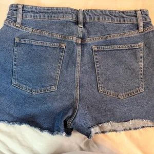 Wild Fable High Rise Mom Shorts Size 12 Medium Wash Raw Hem thumbnail 3