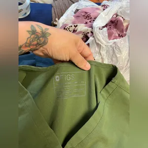 FIGS Casma Three-Pocket Scrub‎ Top Olive Green Women’s XS – Short Sleeve FIONx™ thumbnail 6