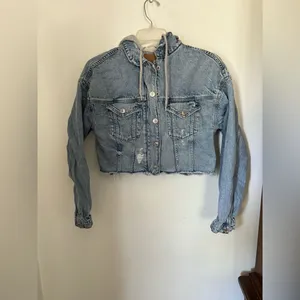 American Eagle Cropped Hooded Denim Jacket Distressed Raw Hem XS Light Wash thumbnail 13