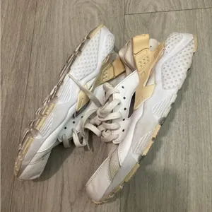 Nike The huarache Women's White and Cream Sneakers thumbnail 2