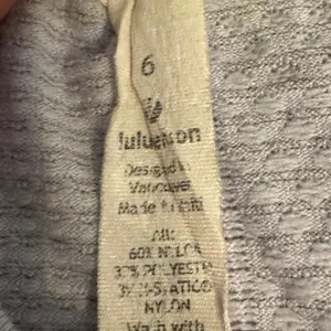 Lululemon top has some staining on it size‎ 6 thumbnail 5