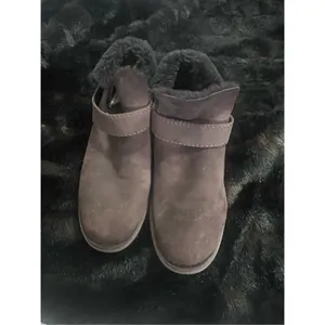 UGG Women McKay Classic Brown Suede brown Shearling Lined Winter Boots Size 9.5 thumbnail 2