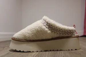 Sherpa plush slippers Size 7.5 thumbnail 2