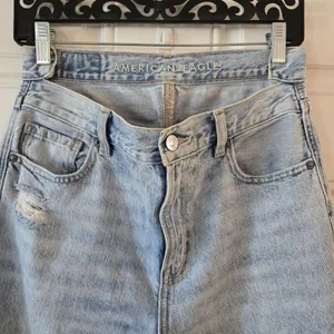 American Eagle Highest Rise Mom Jeans Size 4 Distressed Hi-Low Waist Y2K Denim thumbnail 2