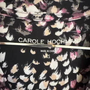 Carole Hochman 2 Pc Floral Duster Cardigan & Black Dress Lounge Set Women XS Description: Carole Hochman women’s 2-piece lounge/sleepwear set in size XS. Includes a soft black sleeveless dress and matching lightweight floral duster cardigan. Comfortable relaxed fit with pink, cream, gray, and black abstract floral print. Great for lounging, sleepwear, travel, or casual layering. Features: * Brand: Carole Hochman * Size: XS * 2-piece set * Sleeveless black dress * Lightweight open-front duster cardigan * Floral abstract print * Soft stretchy fabric * Made in China thumbnail 5