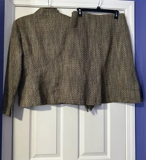 Oscar de la Renta Tweed Jacket & Skirt Set are a size 6. thumbnail 2
