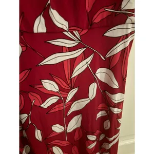 Maggy London Red White Leaf Print Sleeveless Maxi Dress Pleated Keyhole Size 6 thumbnail 3