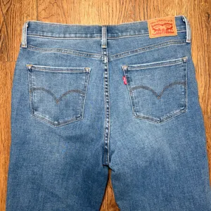 Levi's 312 Shaping Slim Jeans Medium Wash Blue Denim Women's Size 30 thumbnail 6