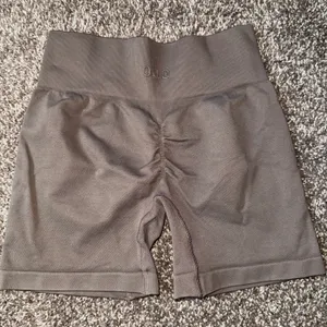 brown OQQ short Size M thumbnail 2
