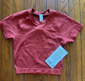 Lululemon Swiftly Tech Cropped Short Sleeve 2.0 Cherry Ember Size 4 NWT thumbnail 1