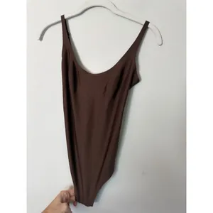SKIMS BODY SCOOP LOW BACK THONG BODYSUIT Coco Brown XS NWT $88 thumbnail 4