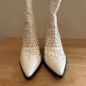 Truffle Collection Cowboy White Studded Ankle Heel Boots Pointed Toe 7.5 Western thumbnail 3
