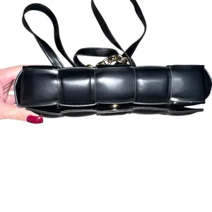 Like Dreams Black‎ Weaved Purse With Crossbody Strap And Gold Chain Handle thumbnail 4