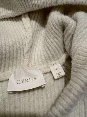 Cyrus sweater thumbnail 3