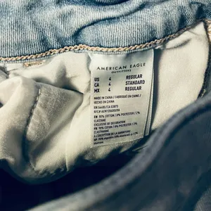 Size 4 American Eagle Distressed Ripped Light Wash Denim Jeans Jeggings Next Lev thumbnail 10