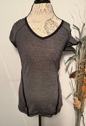 Lululemon‎ Athletica Gray Heathered Short Sleeve V-Neck Athletic Top Women's 8 thumbnail 1