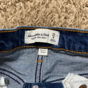 Abercrombie High Rise Mom Short Curve Love thumbnail 3