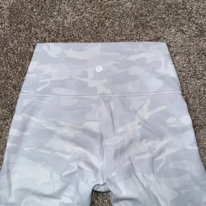 Lululemon Wunder Under Leggings Womens 6 White Camo High‎ Rise Full Length thumbnail 3