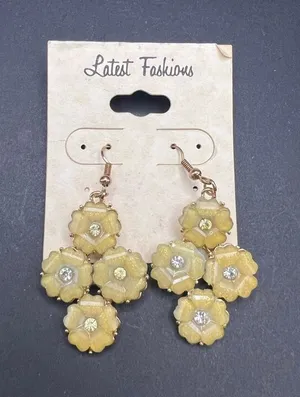 Light Yellow Cream Shimmer Rhinestone Gold Tone Flower Cluster Floral Earrings thumbnail 1