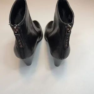 Adrienne Vittadini Black Leather Ankle Boots Block Heel Chic Trendy Zip‎ Size 8M thumbnail 6